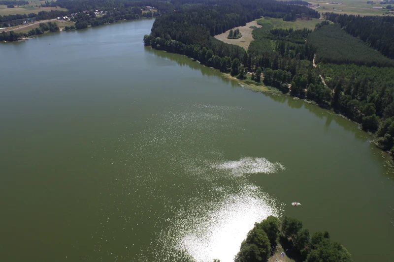Panorama jeziora Garbaś na Suwalszczyźnie — krystalicznie czysta woda i piaszczyste zejścia do kąpieli