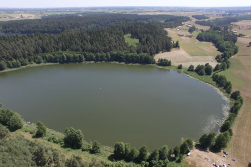Jezioro Głębokie ukryte w Lasach Rakowskich — dzika natura i przejrzysta woda na Suwalszczyźnie