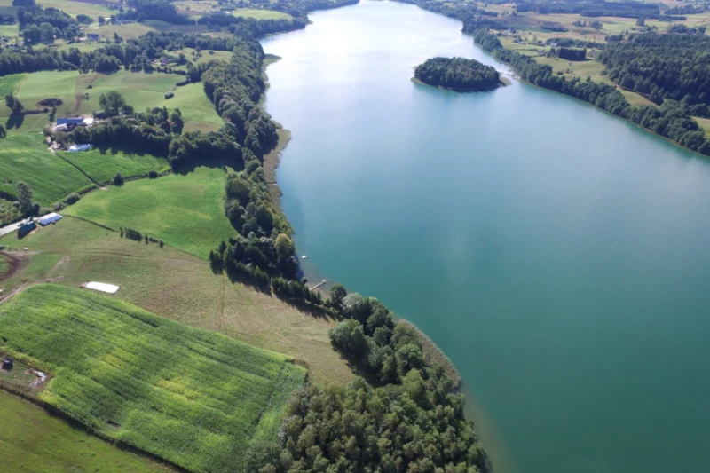 Jezioro Rospuda Filipowska — widok na rynnowe jezioro i wysokie brzegi blisko agroturystyki Huta 5