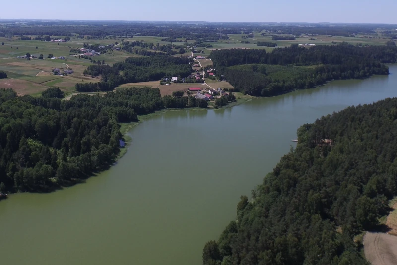Spokojna tafla jeziora Sumowo blisko Filipowa — miejsce na wycieczkę rowerową z Huty 5