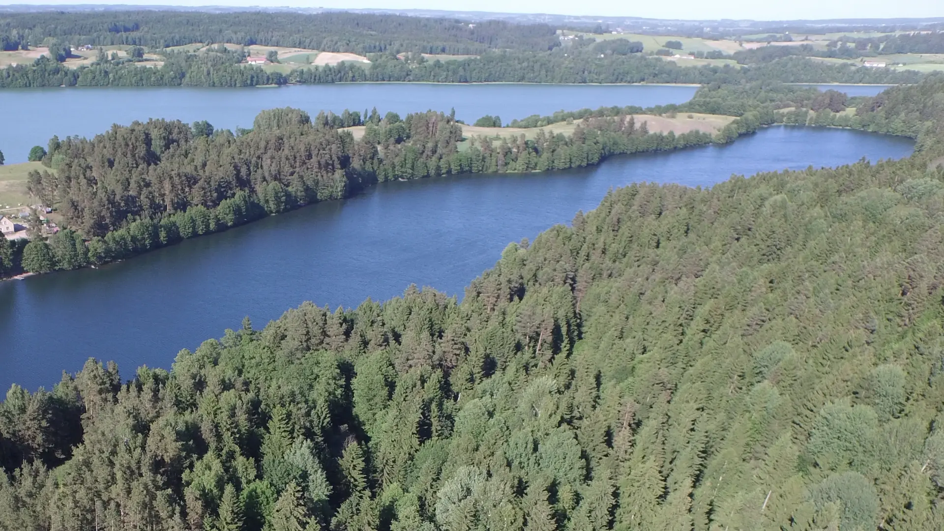 Jezioro Wysokie przy Rospudzie Filipowskiej — wąska tafla wyżej od głównej rynny